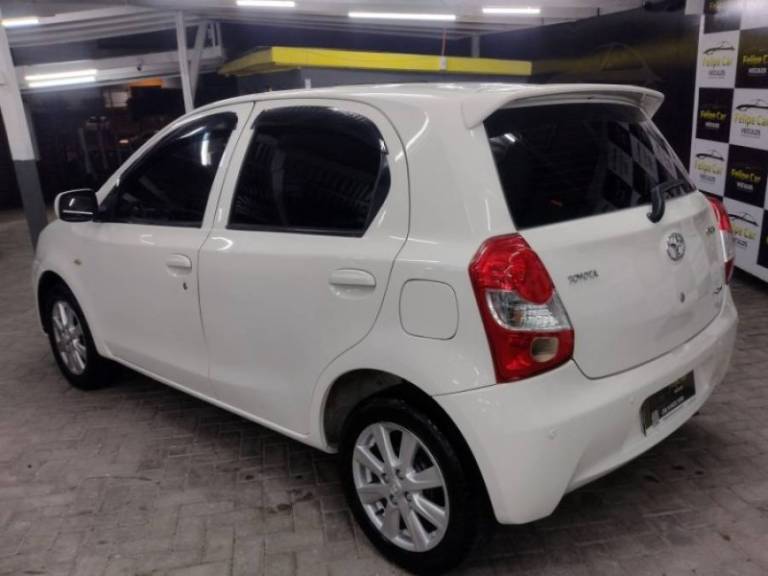 TOYOTA - ETIOS - 2013/2013 - Branca - R$ 40.900,00
