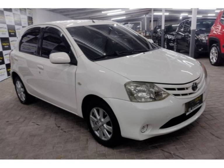 TOYOTA - ETIOS - 2013/2013 - Branca - R$ 40.900,00