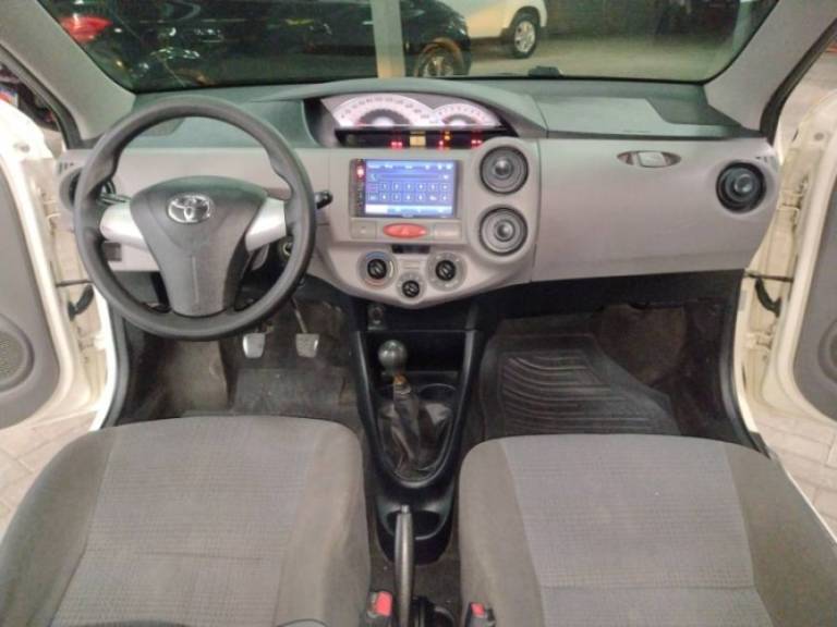 TOYOTA - ETIOS - 2013/2013 - Branca - R$ 40.900,00