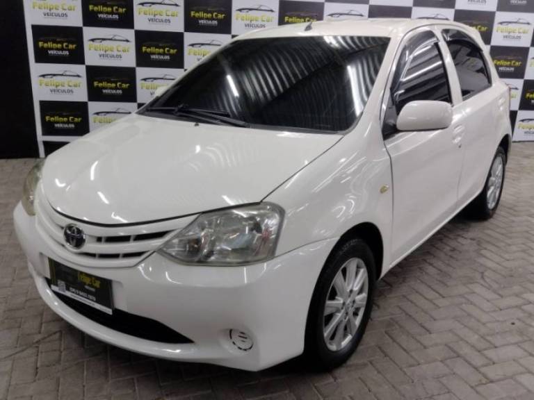 TOYOTA - ETIOS - 2013/2013 - Branca - R$ 40.900,00