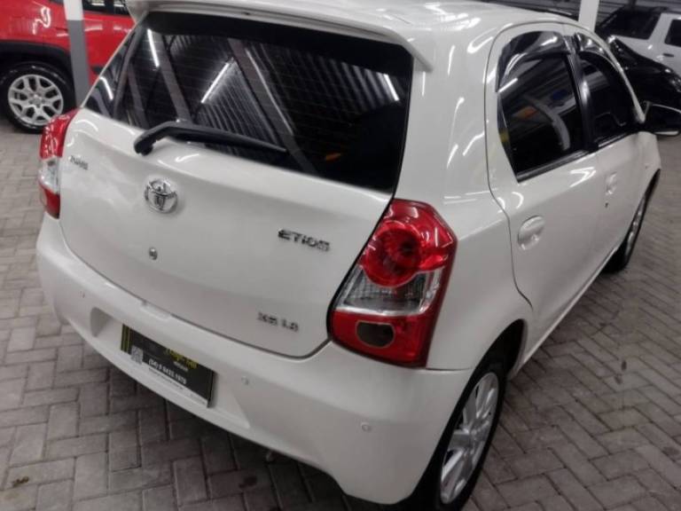 TOYOTA - ETIOS - 2013/2013 - Branca - R$ 40.900,00
