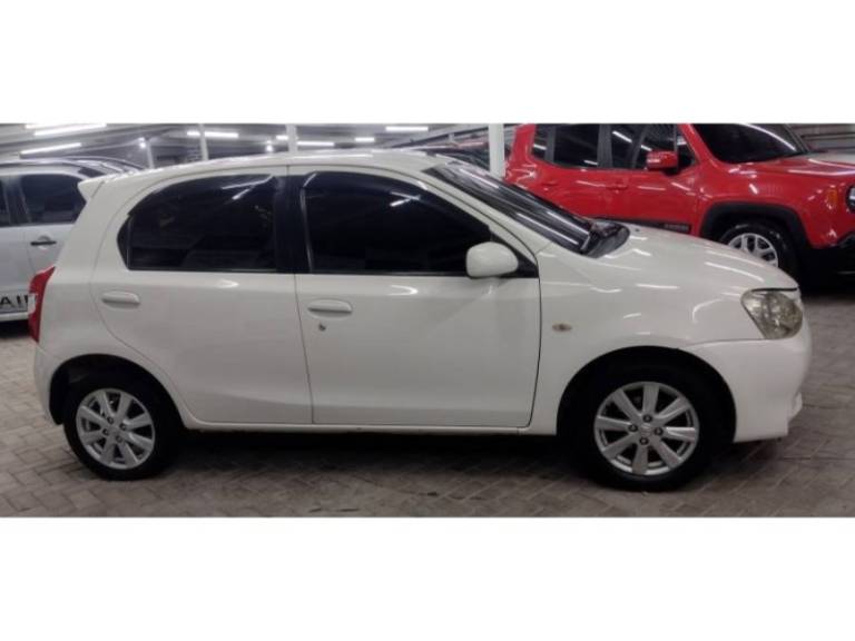 TOYOTA - ETIOS - 2013/2013 - Branca - R$ 40.900,00
