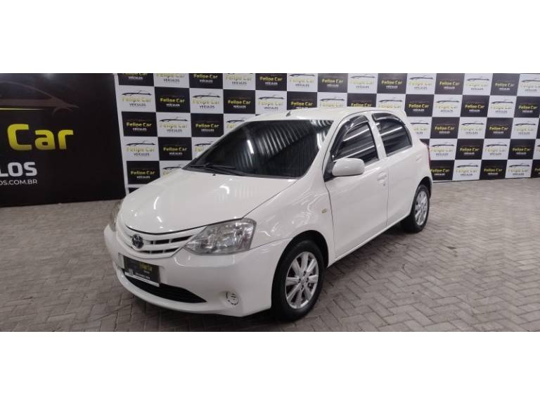 TOYOTA - ETIOS - 2013/2013 - Branca - R$ 40.900,00