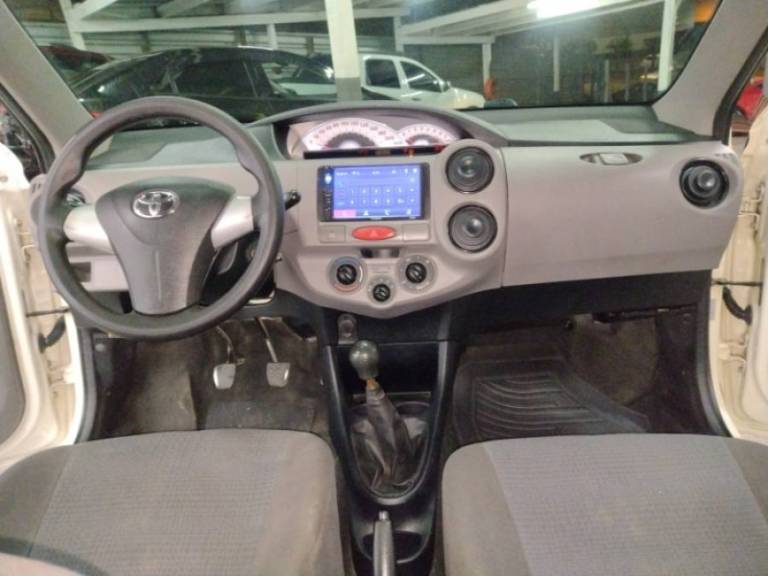 TOYOTA - ETIOS - 2013/2013 - Branca - R$ 40.900,00